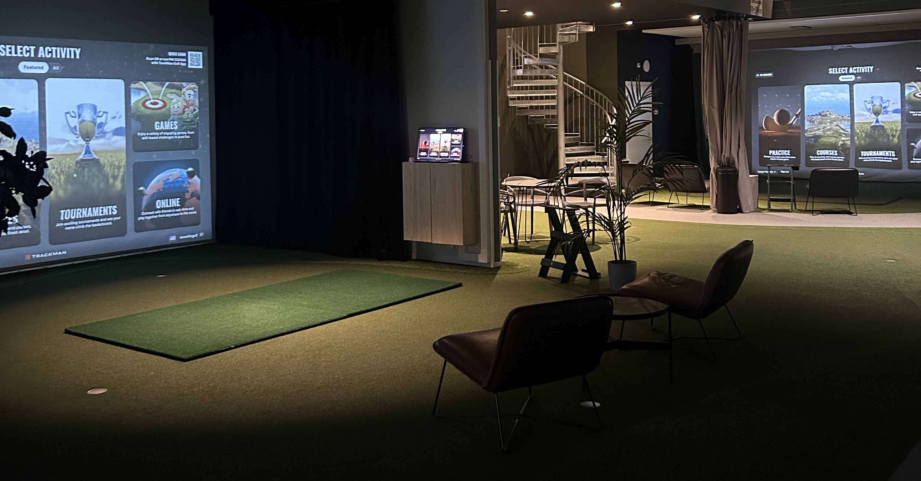 I hallen finns två simulatorbås, puttinggreen, slagvägg, duschar och omklädningsrum. Här finns även två padelbanor och minikiosk med självbetjäning.